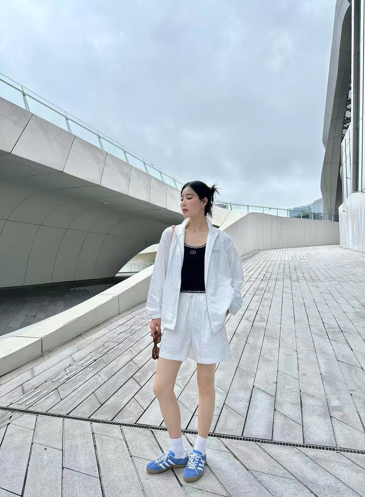  Bộ áo khoác gió và sooc trắng Logo sáng set 