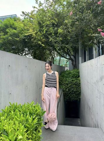  2.Quần jean hồng túi chéo, logo túi sau 