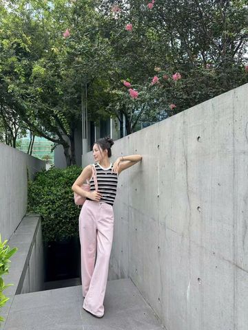  2.Quần jean hồng túi chéo, logo túi sau 