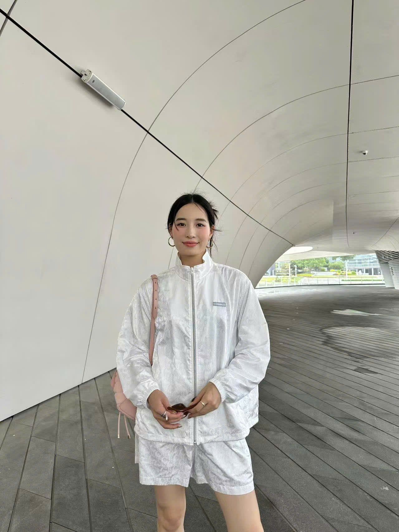  Bộ áo khoác gió và sooc trắng Logo sáng set 