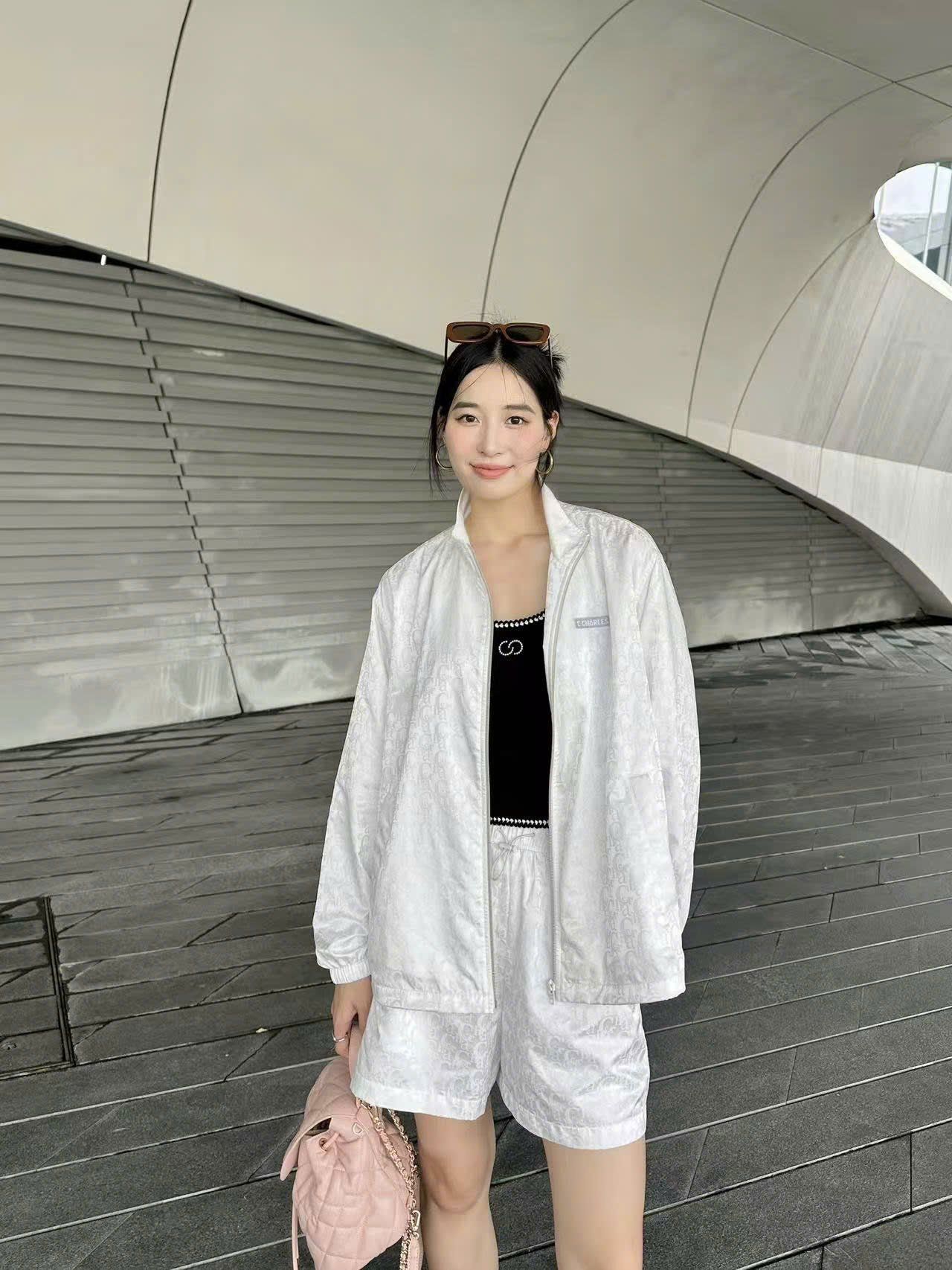  Bộ áo khoác gió và sooc trắng Logo sáng set 