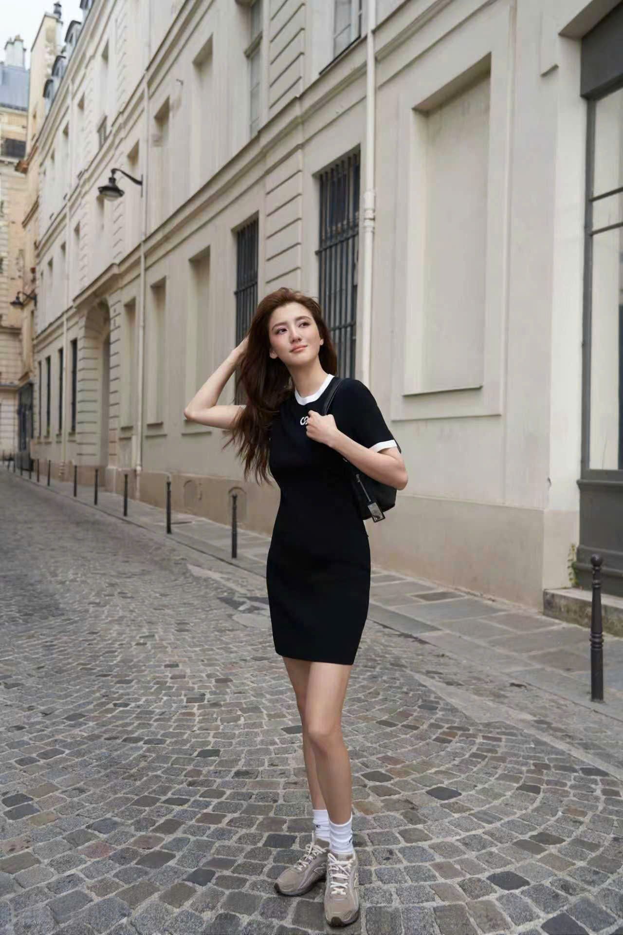  Váy thun gân đen ôm logo ngực 