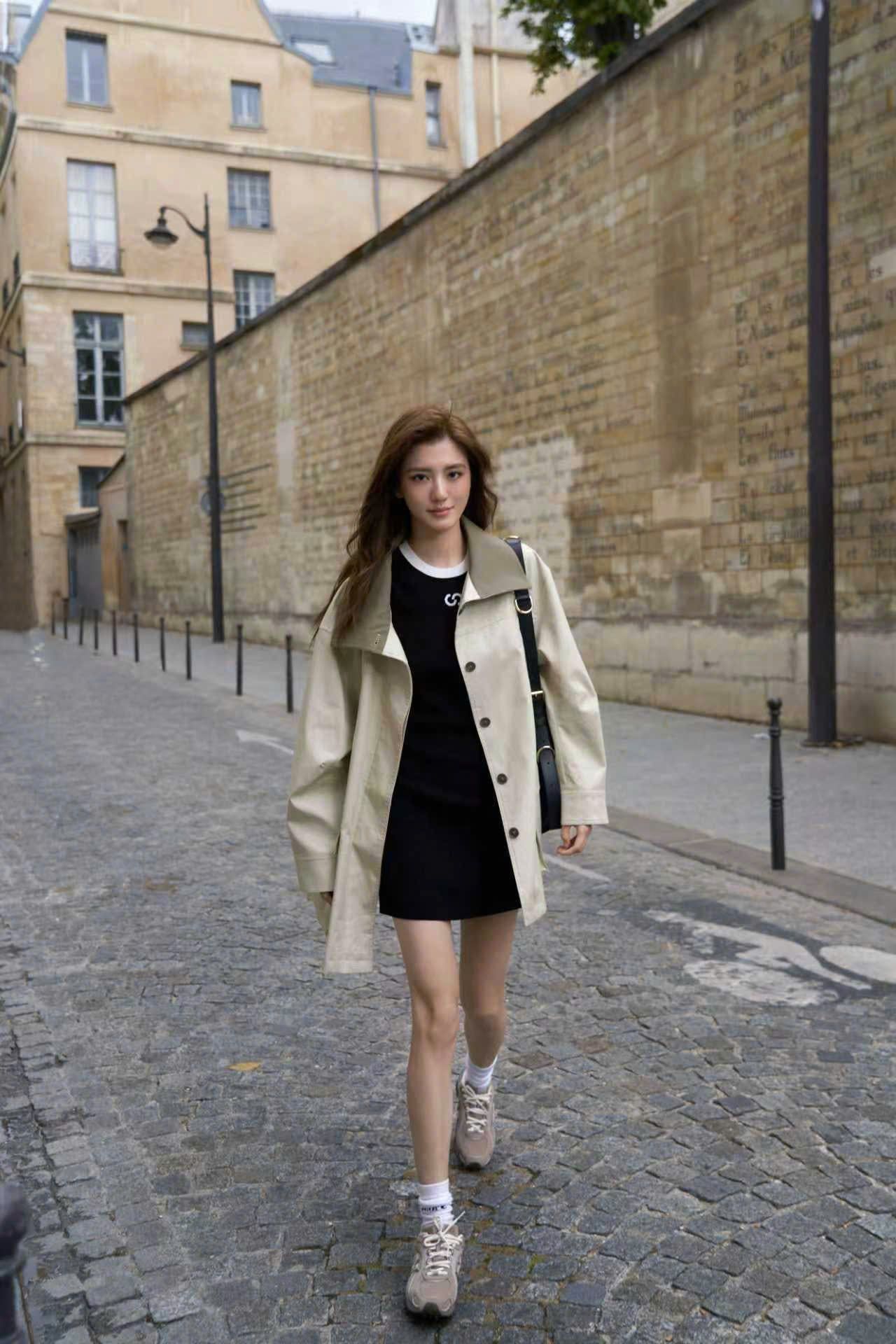  Váy thun gân đen ôm logo ngực 