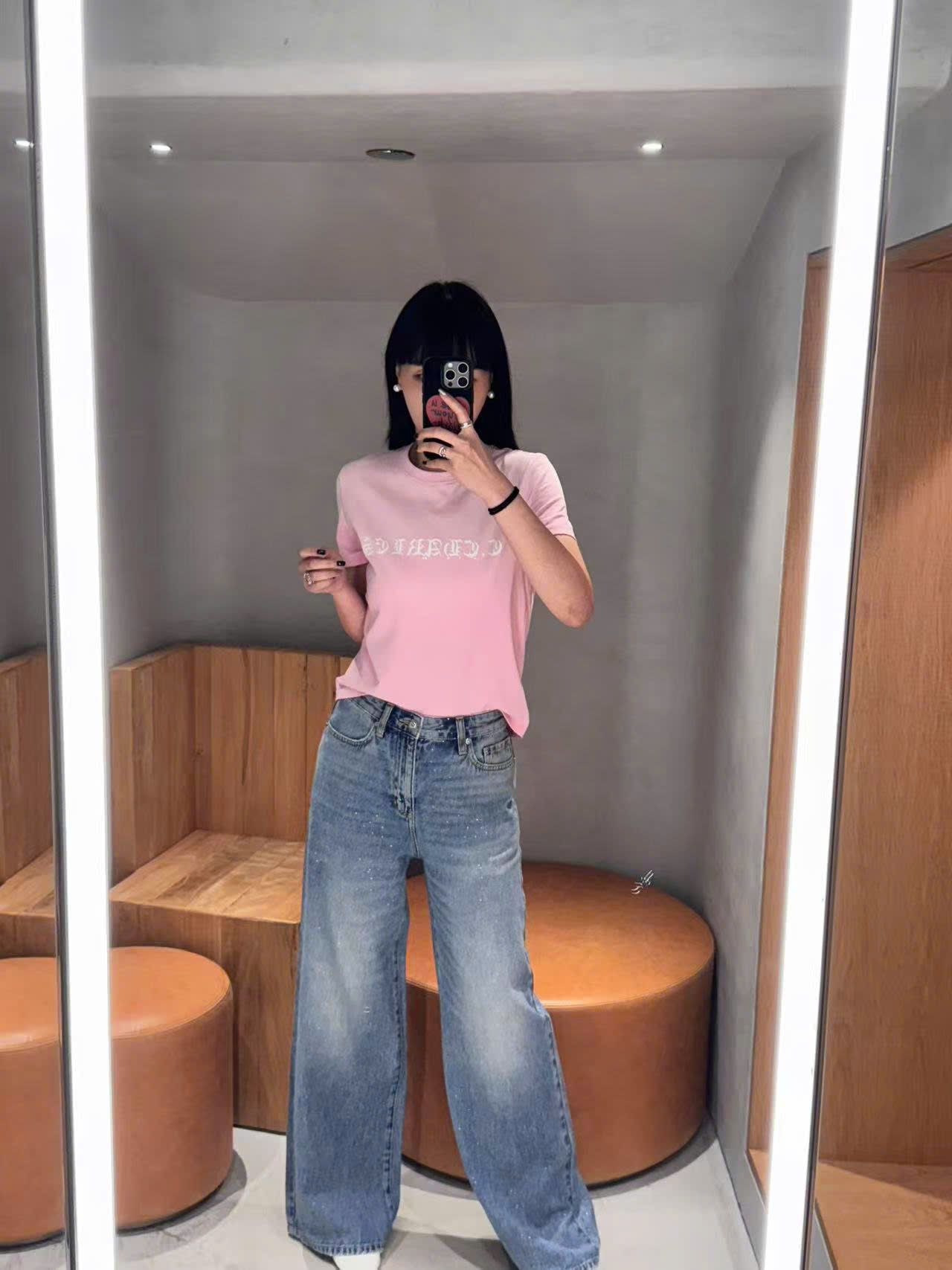  Áo phông hồng - chữ logo trắng 