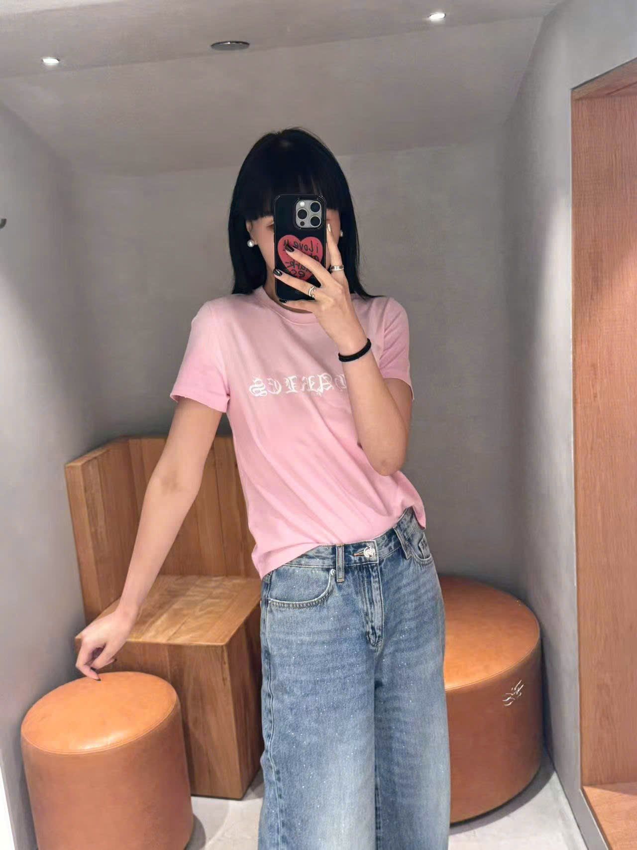  Áo phông hồng - chữ logo trắng 