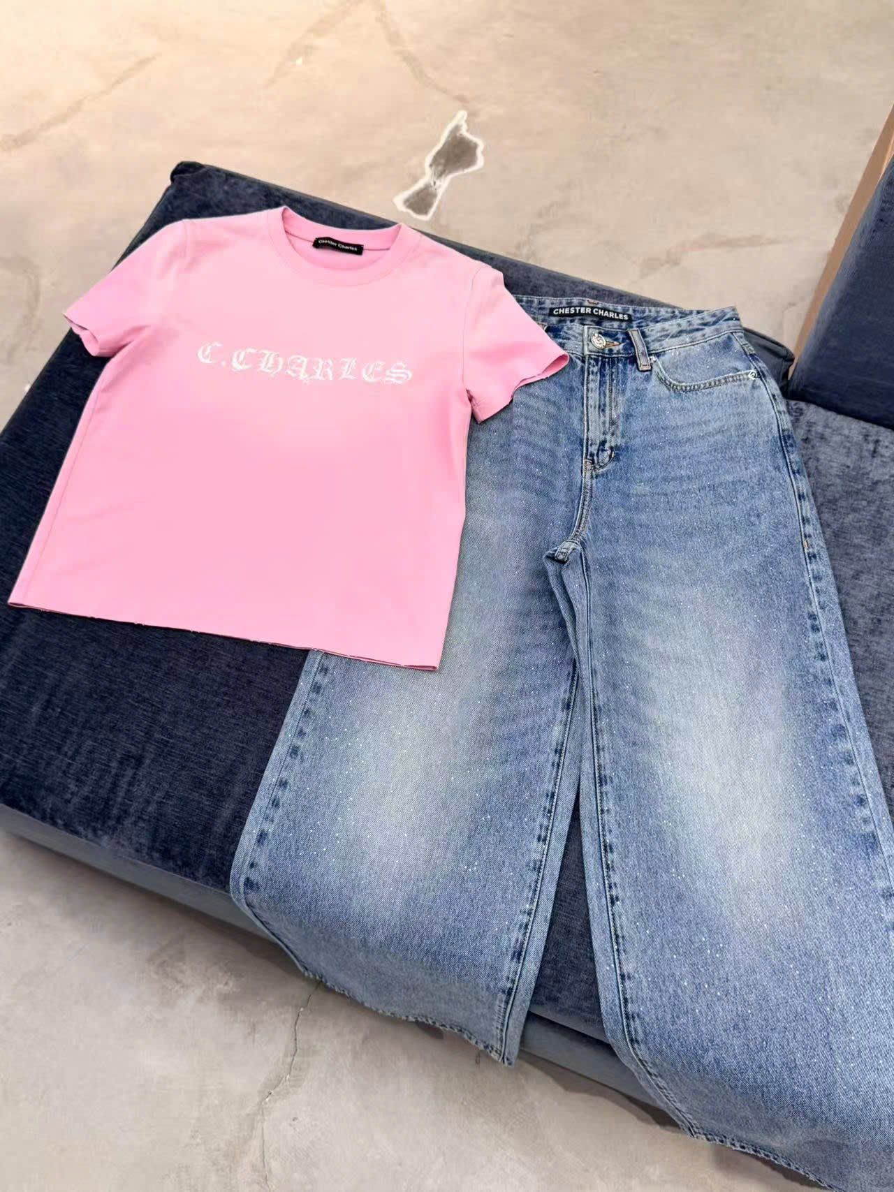  Áo phông hồng - chữ logo trắng 