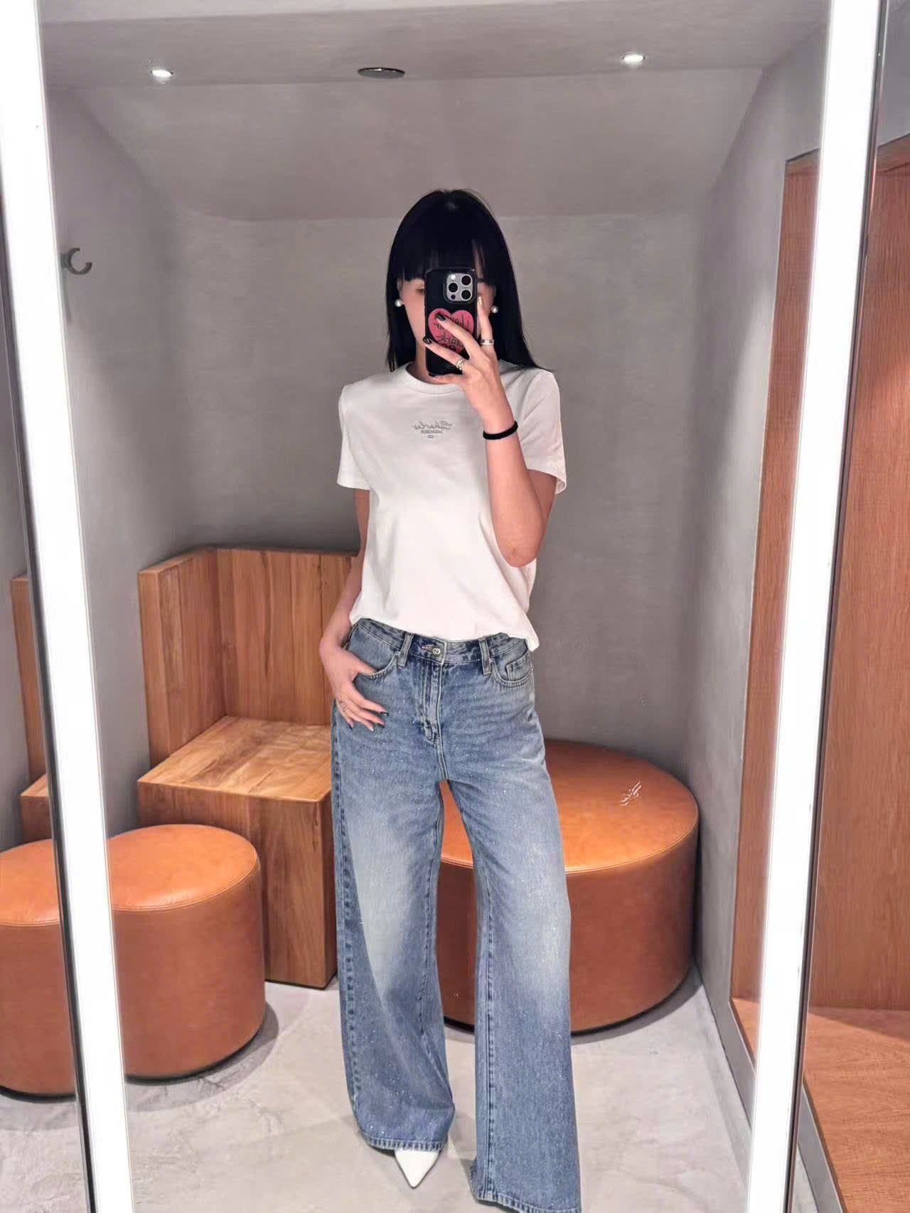  Áo phông trắng - chữ logo đen thêu 