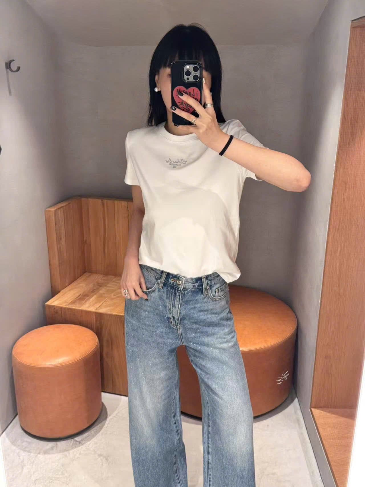  Áo phông trắng - chữ logo đen thêu 