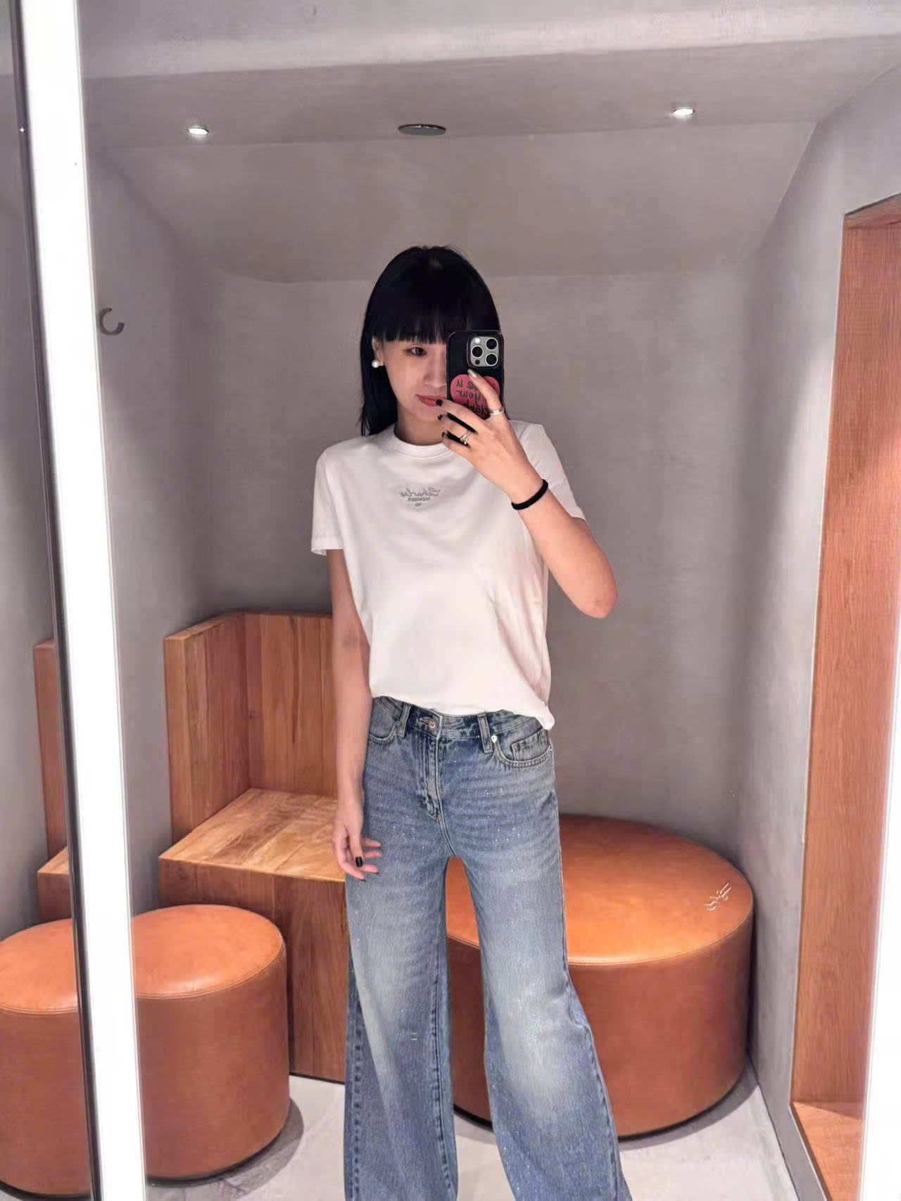  Áo phông trắng - chữ logo đen thêu 