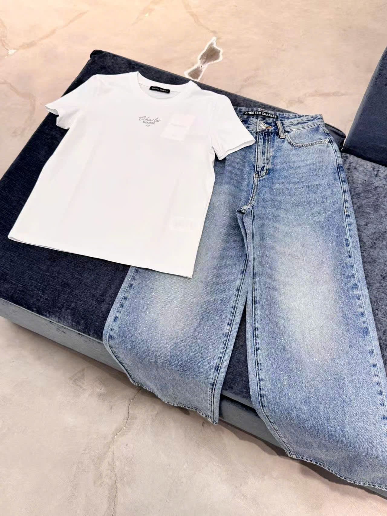  Áo phông trắng - chữ logo đen thêu 