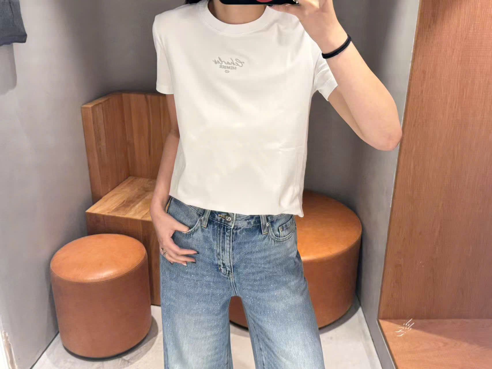  Áo phông trắng - chữ logo đen thêu 