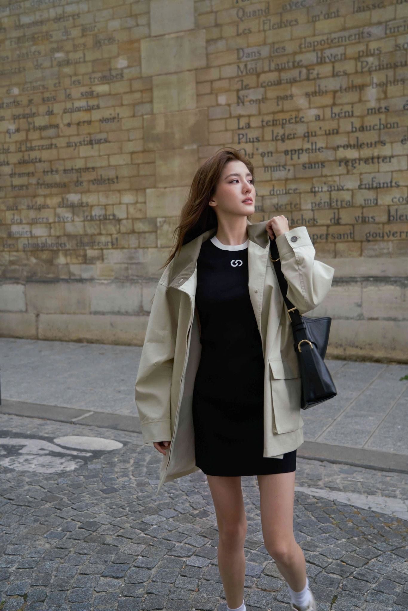  Váy thun gân đen ôm logo ngực 