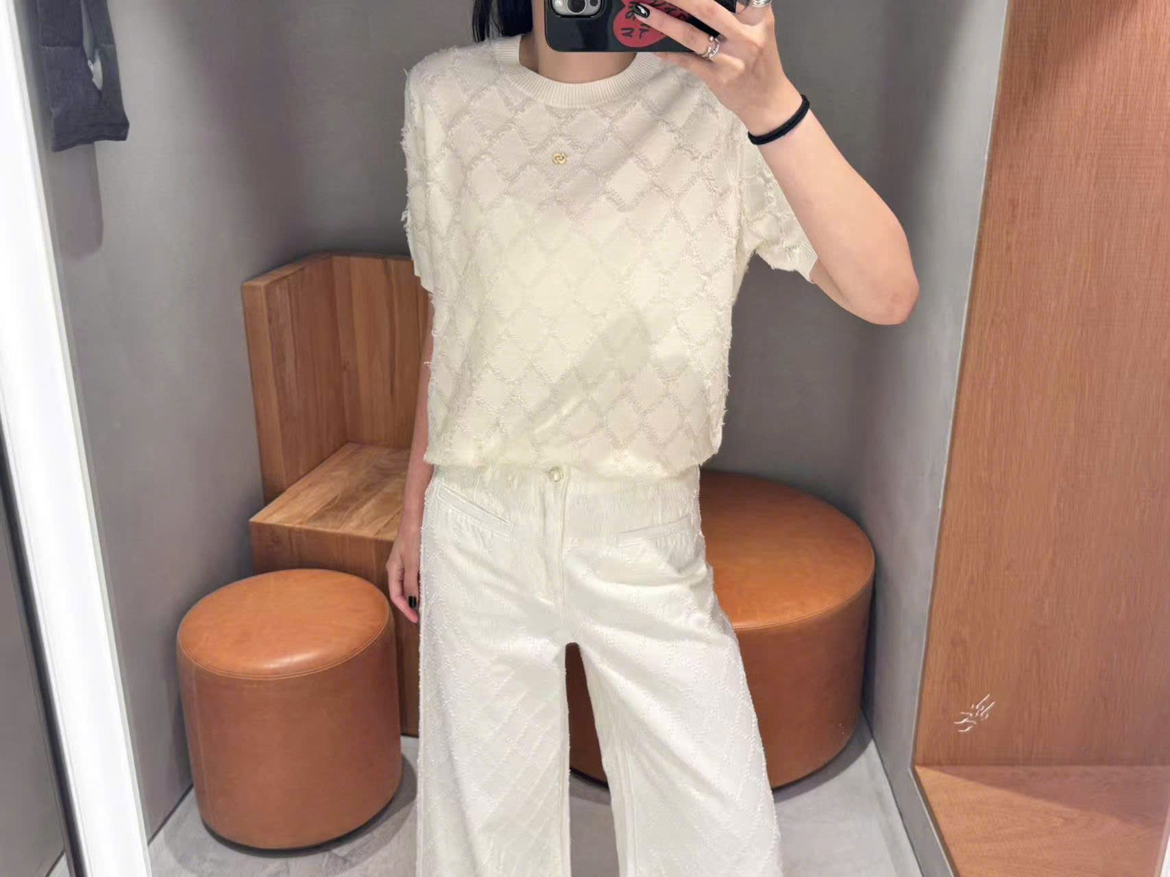  Áo ngắn tay trám lông trắng 