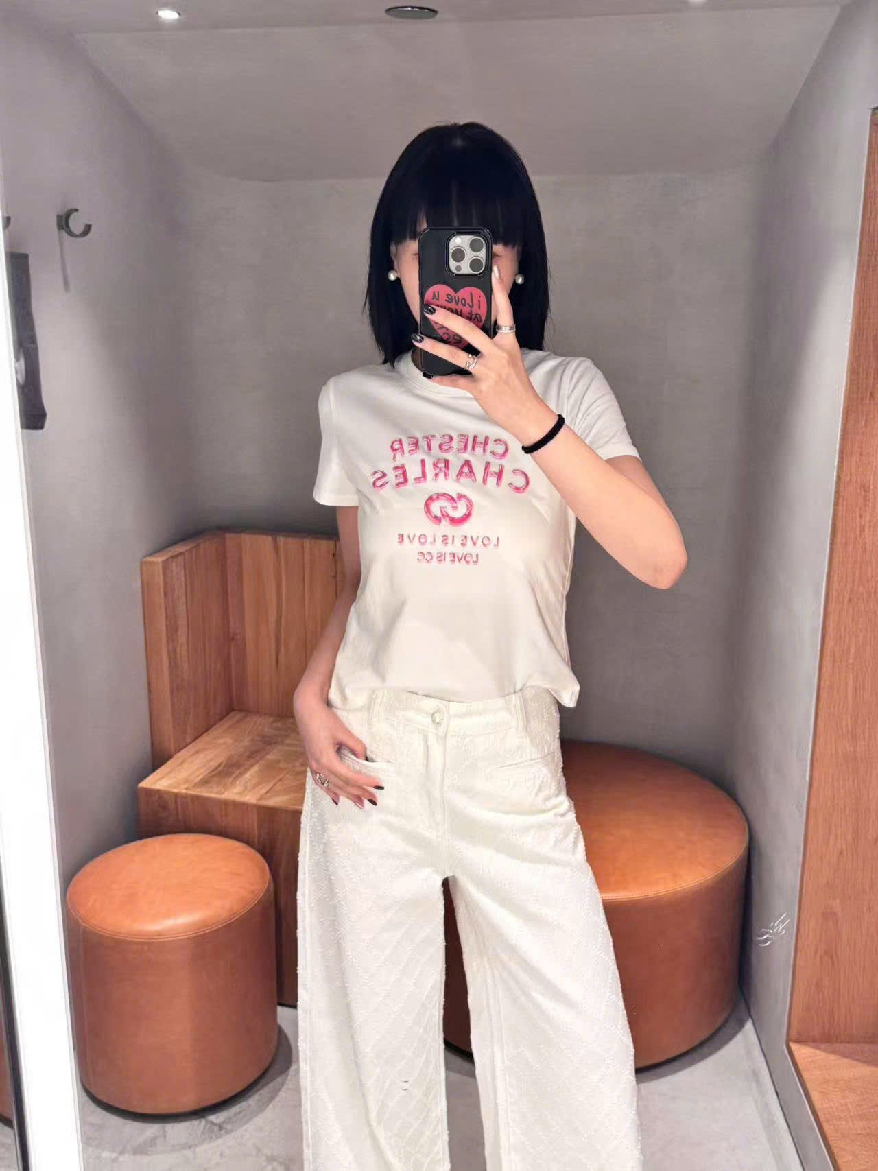  Áo phông trắng chữ hồng 