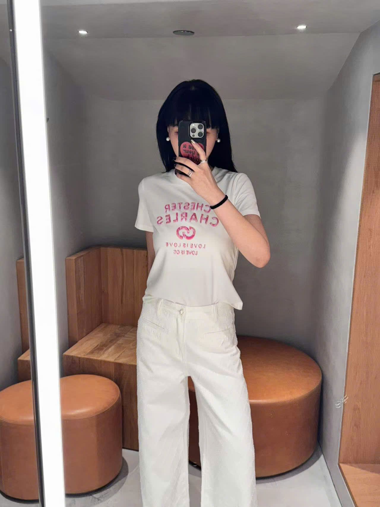  Áo phông trắng chữ hồng 