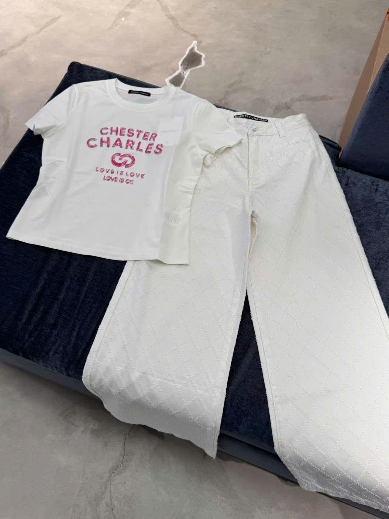  Áo phông trắng chữ hồng 