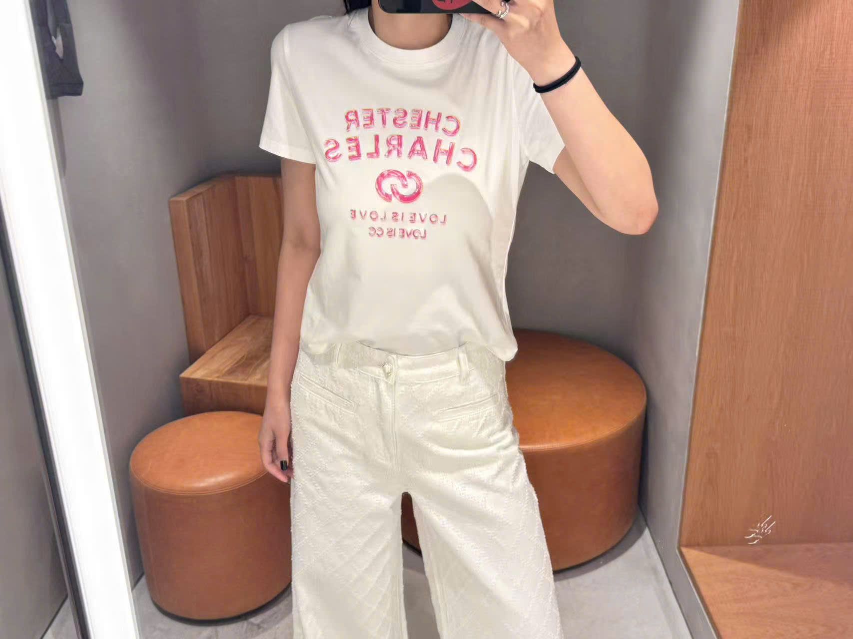  Áo phông trắng chữ hồng 