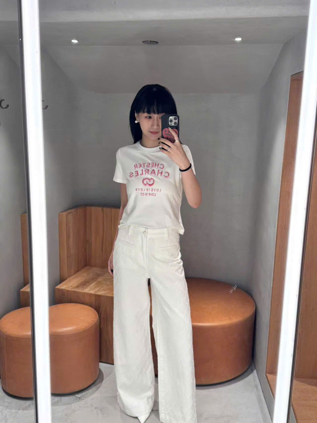  Áo phông trắng chữ hồng 