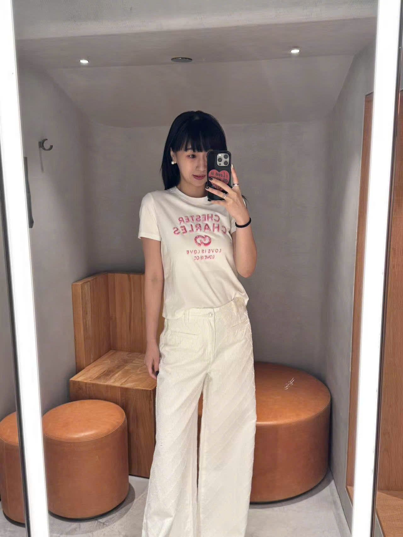  Áo phông trắng chữ hồng 