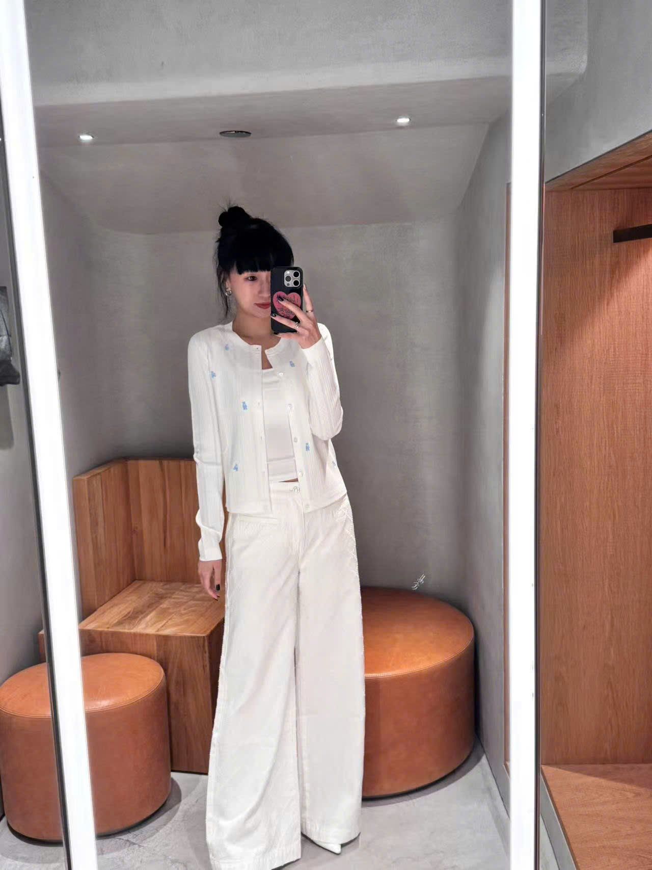  Áo CDG trắng kẻ sọc dọc, họa tiết gấu xanh 