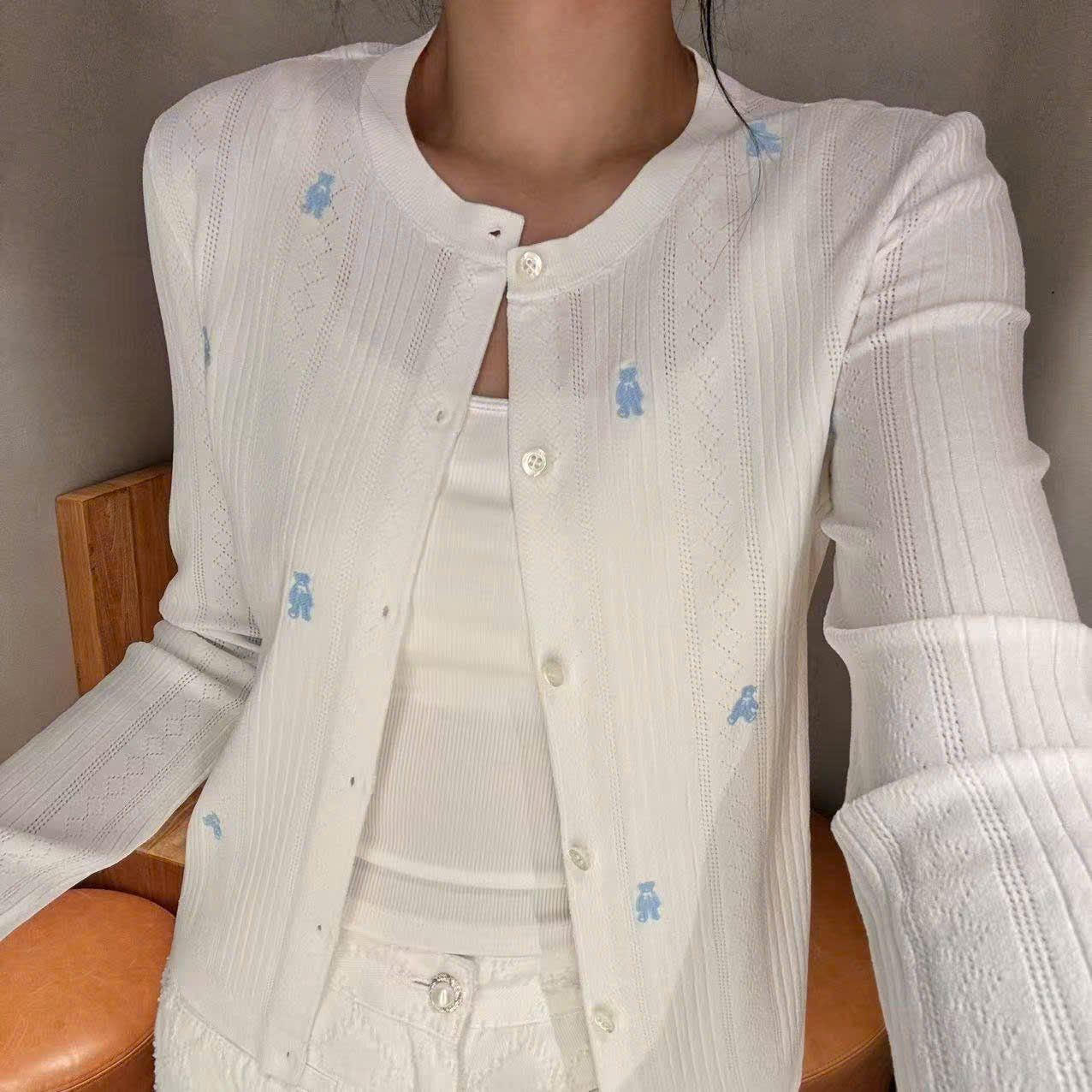  Áo CDG trắng kẻ sọc dọc, họa tiết gấu xanh 