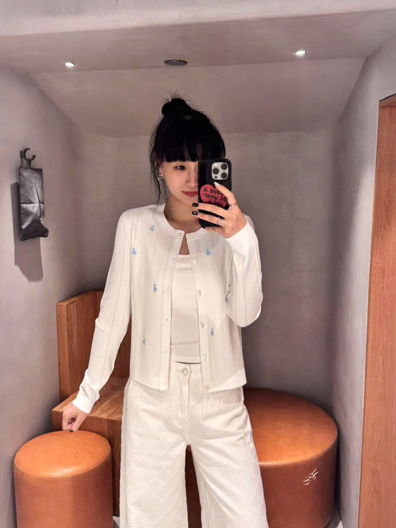  Áo CDG trắng kẻ sọc dọc, họa tiết gấu xanh 