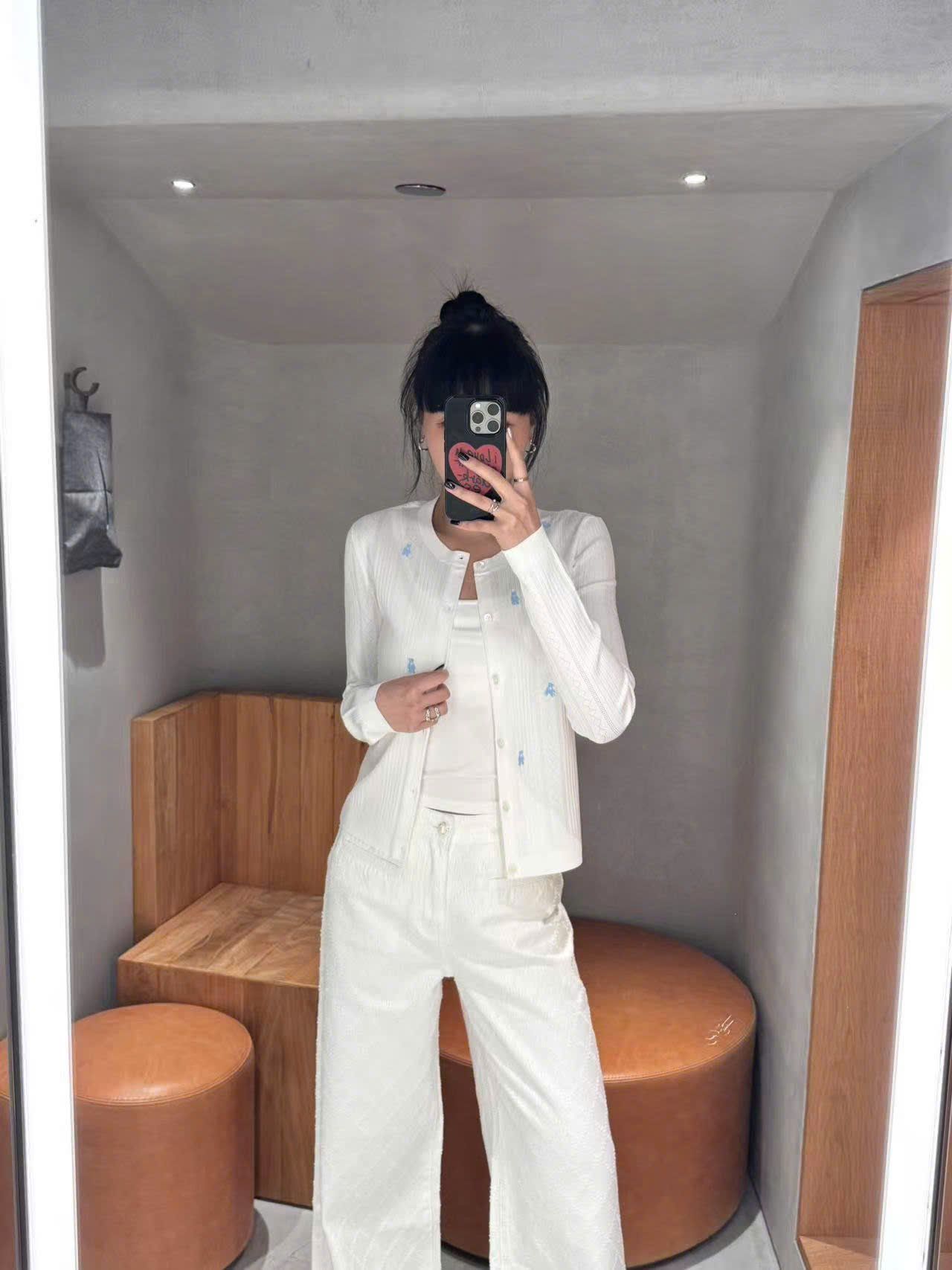  Áo CDG trắng kẻ sọc dọc, họa tiết gấu xanh 