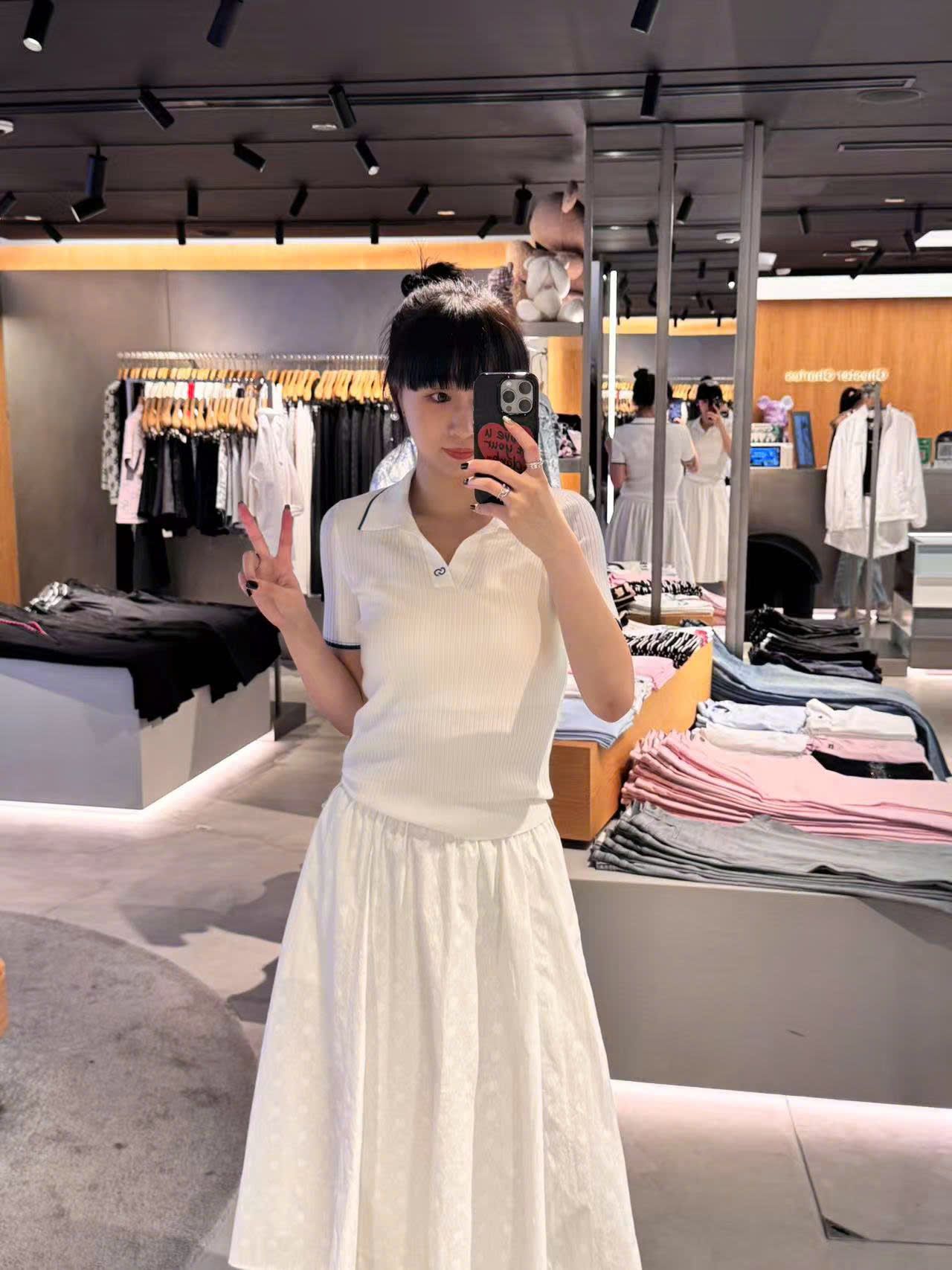  Áo polo trắng -viền xanh Navy cổ V 