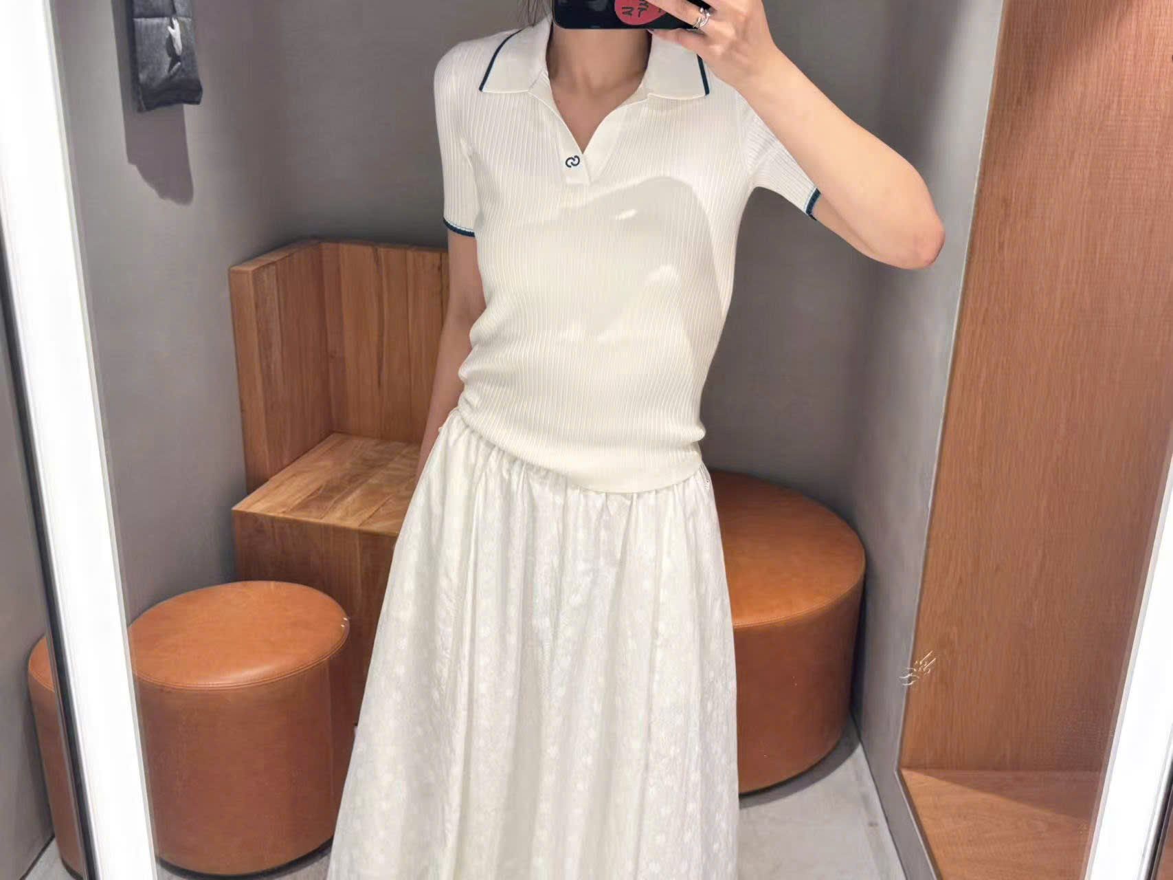  Áo polo trắng -viền xanh Navy cổ V 