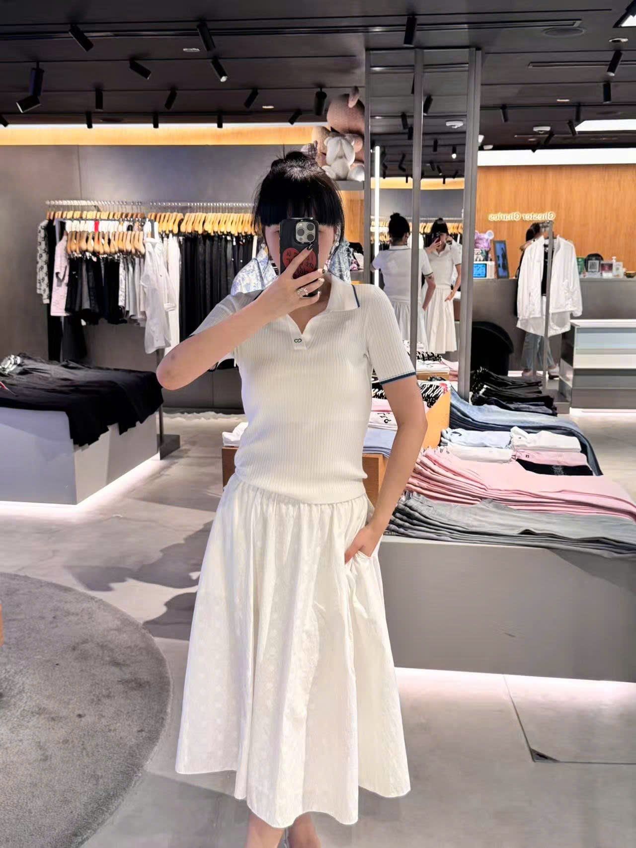  Áo polo trắng -viền xanh Navy cổ V 