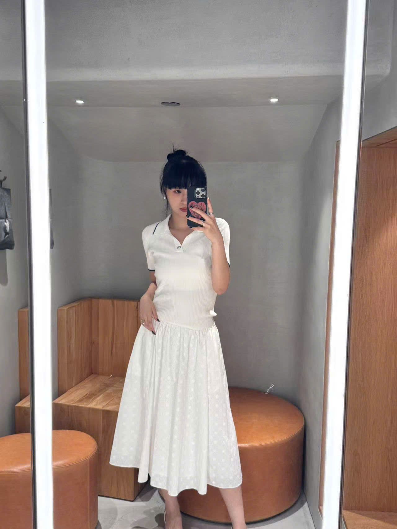  Áo polo trắng -viền xanh Navy cổ V 