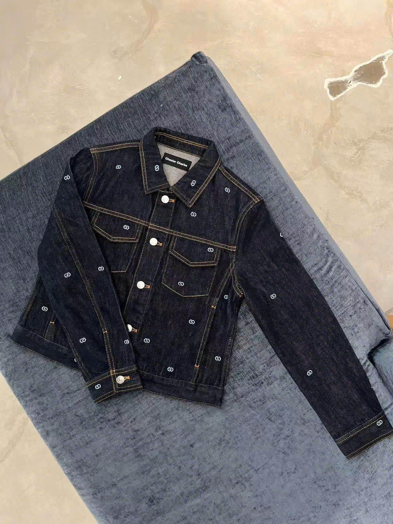  Áo khoác denim đen logo- 2 túi ngực 