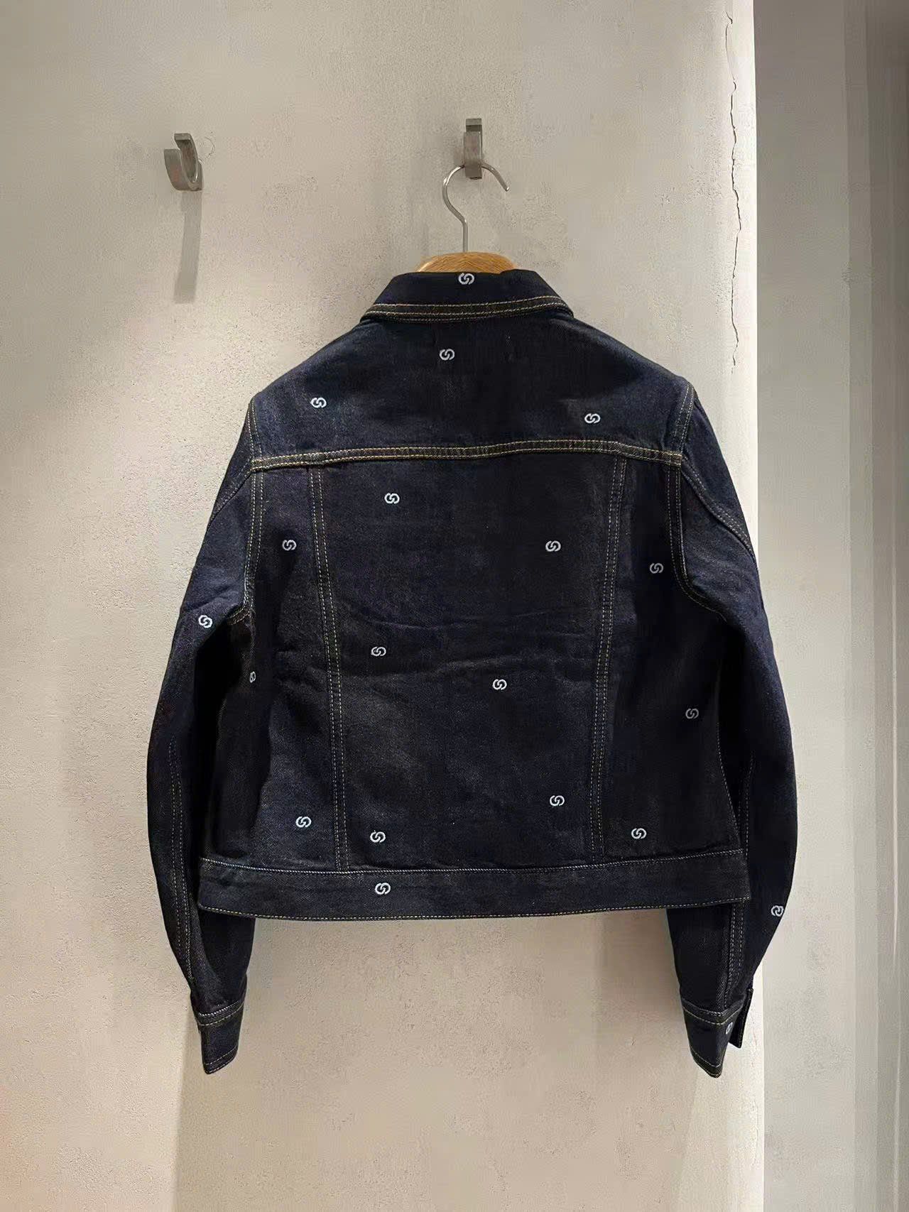  Áo khoác denim đen logo- 2 túi ngực 