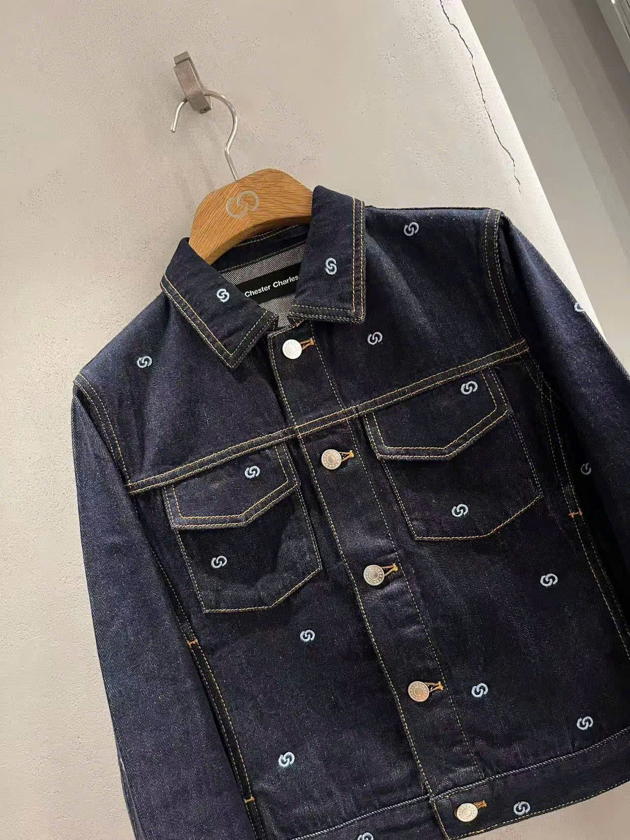  Áo khoác denim đen logo- 2 túi ngực 