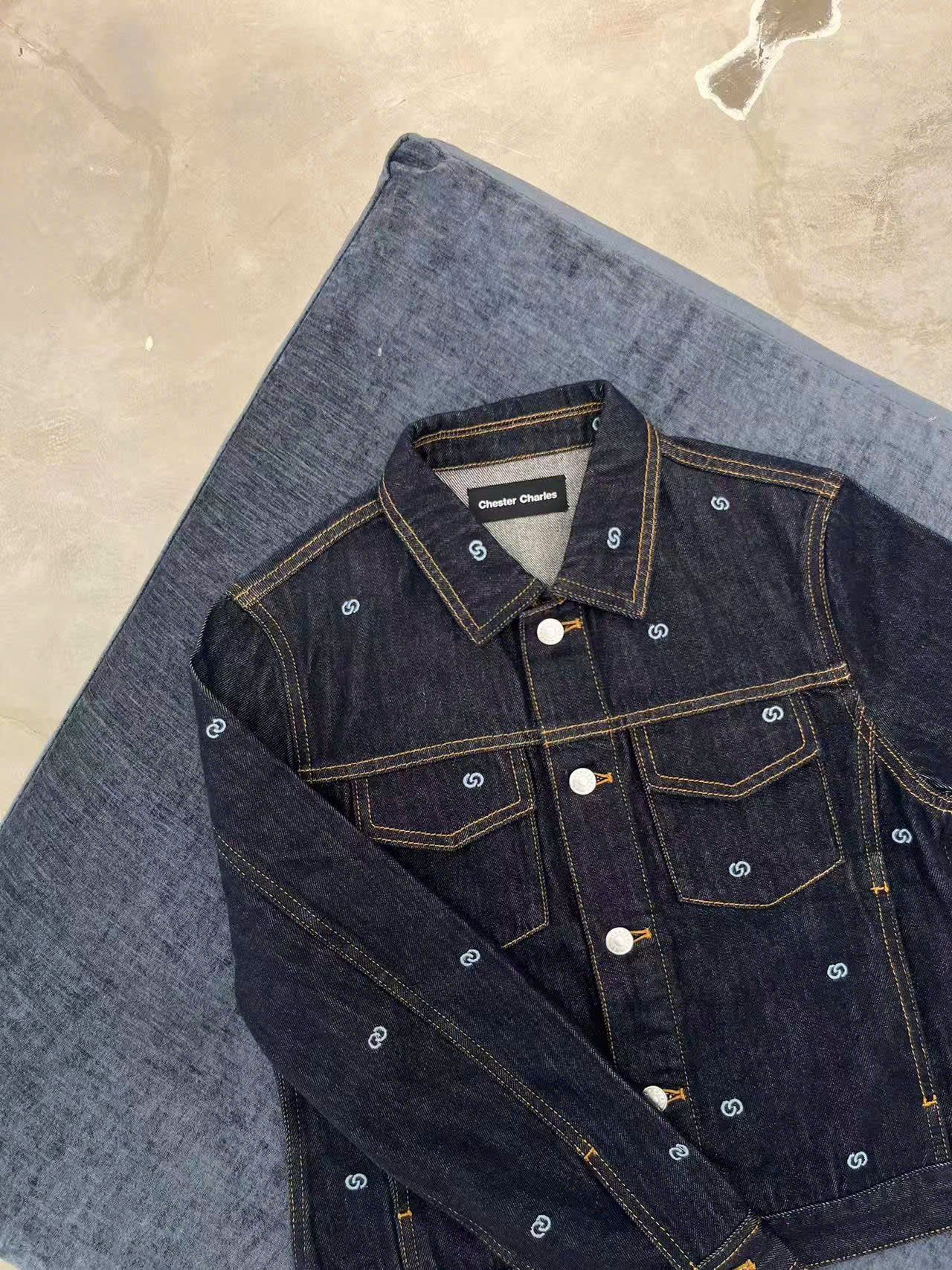  Áo khoác denim đen logo- 2 túi ngực 