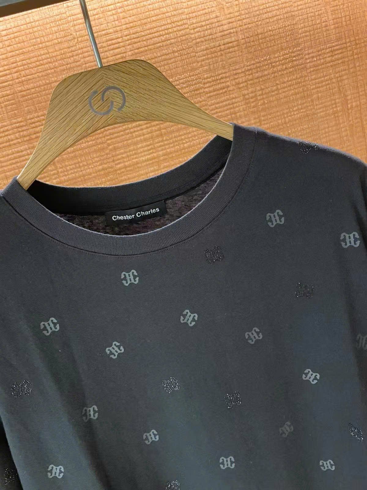  Áo phông đen chấm logo ss25 