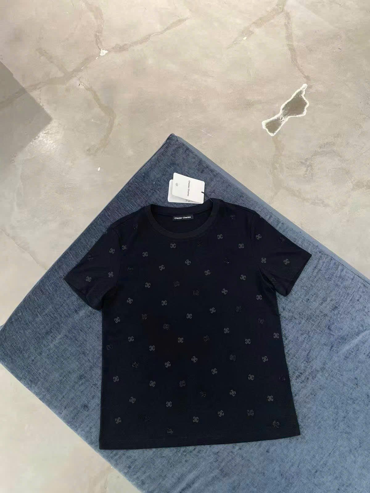  Áo phông đen chấm logo ss25 