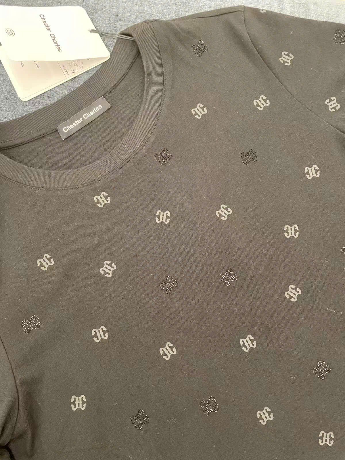  Áo phông đen chấm logo ss25 