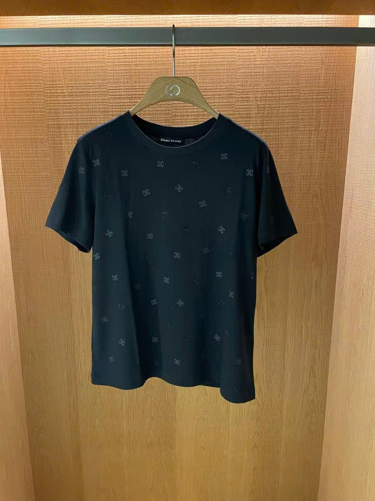  Áo phông đen chấm logo ss25 