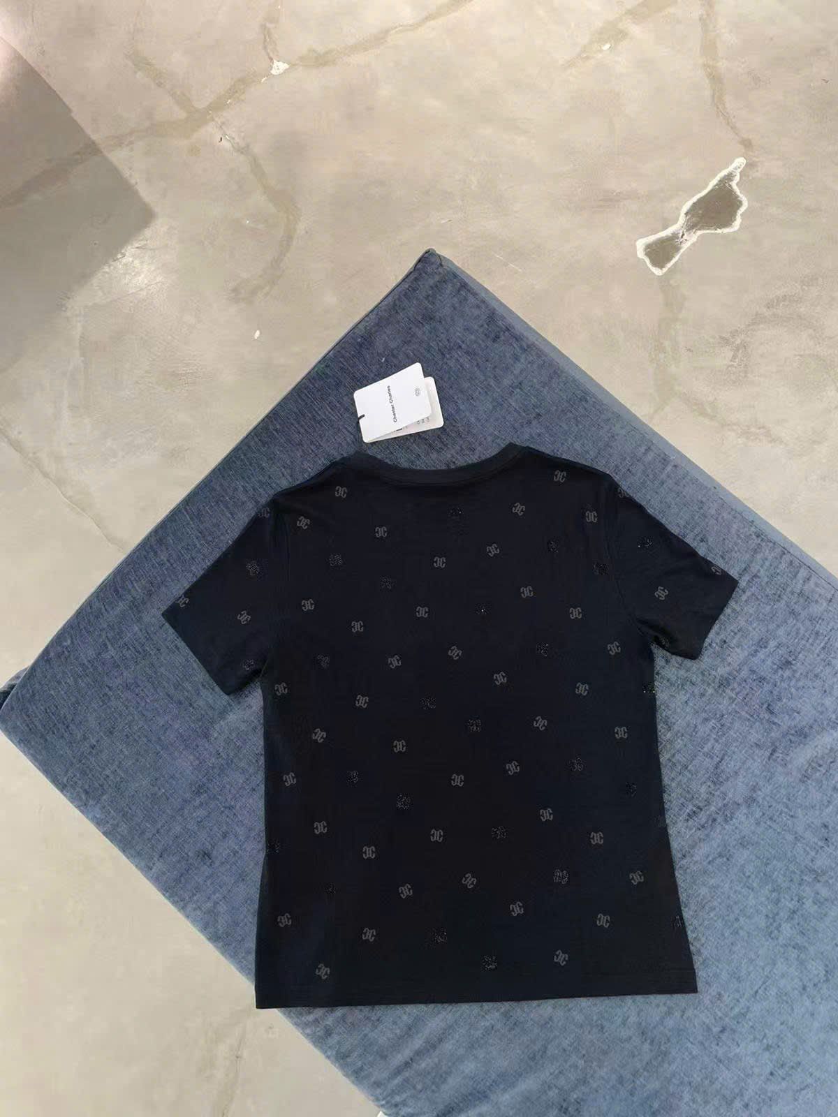  Áo phông đen chấm logo ss25 