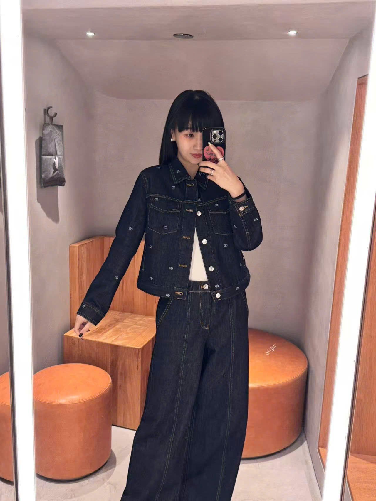  Áo khoác denim đen logo- 2 túi ngực 