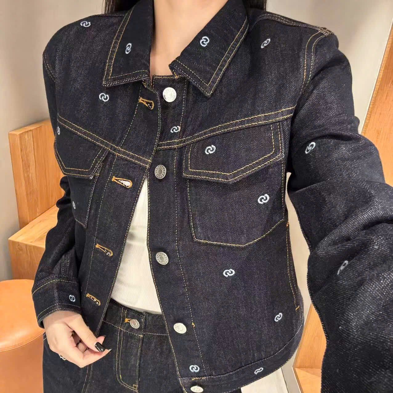  Áo khoác denim đen logo- 2 túi ngực 