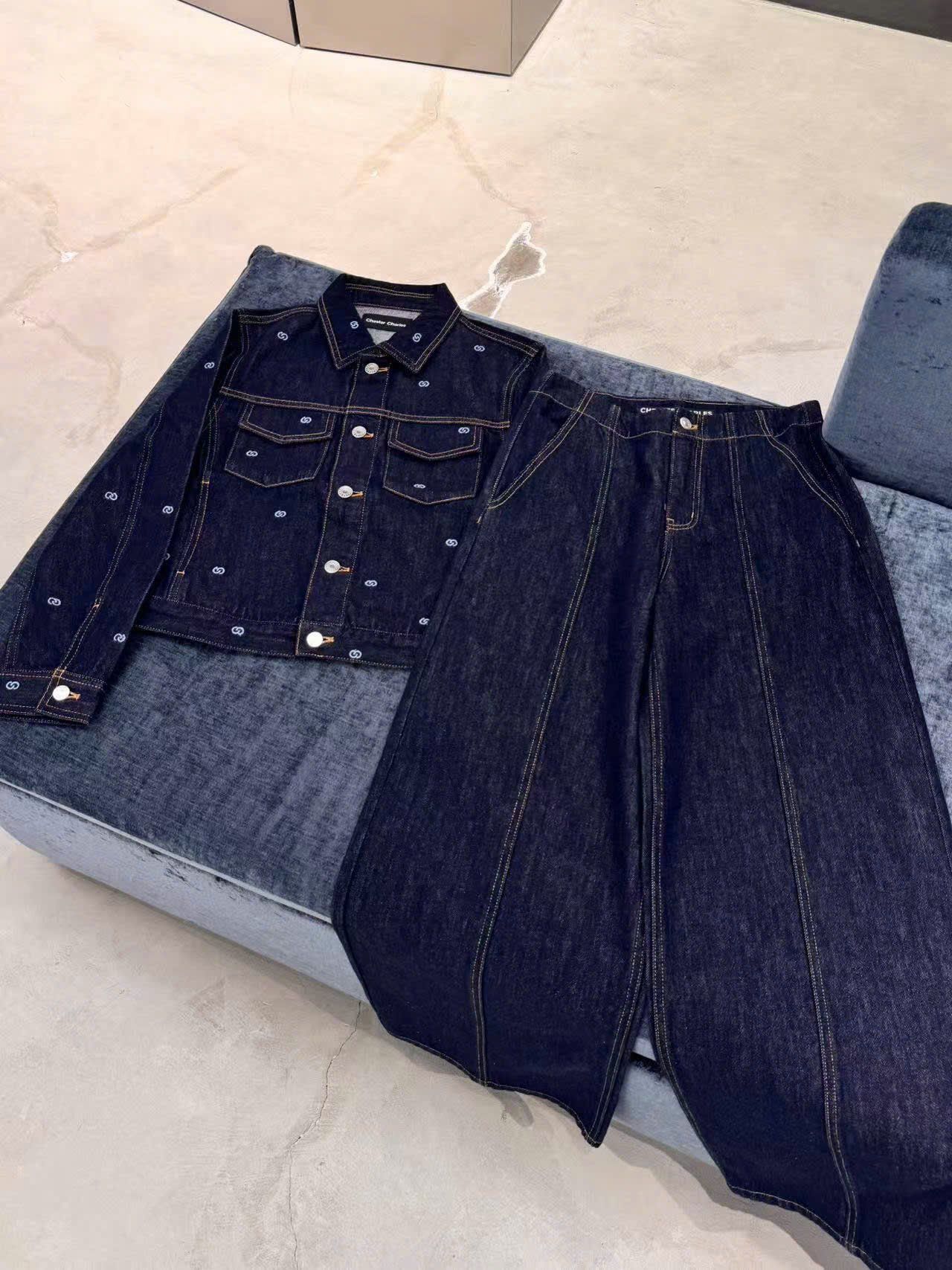  Áo khoác denim đen logo- 2 túi ngực 