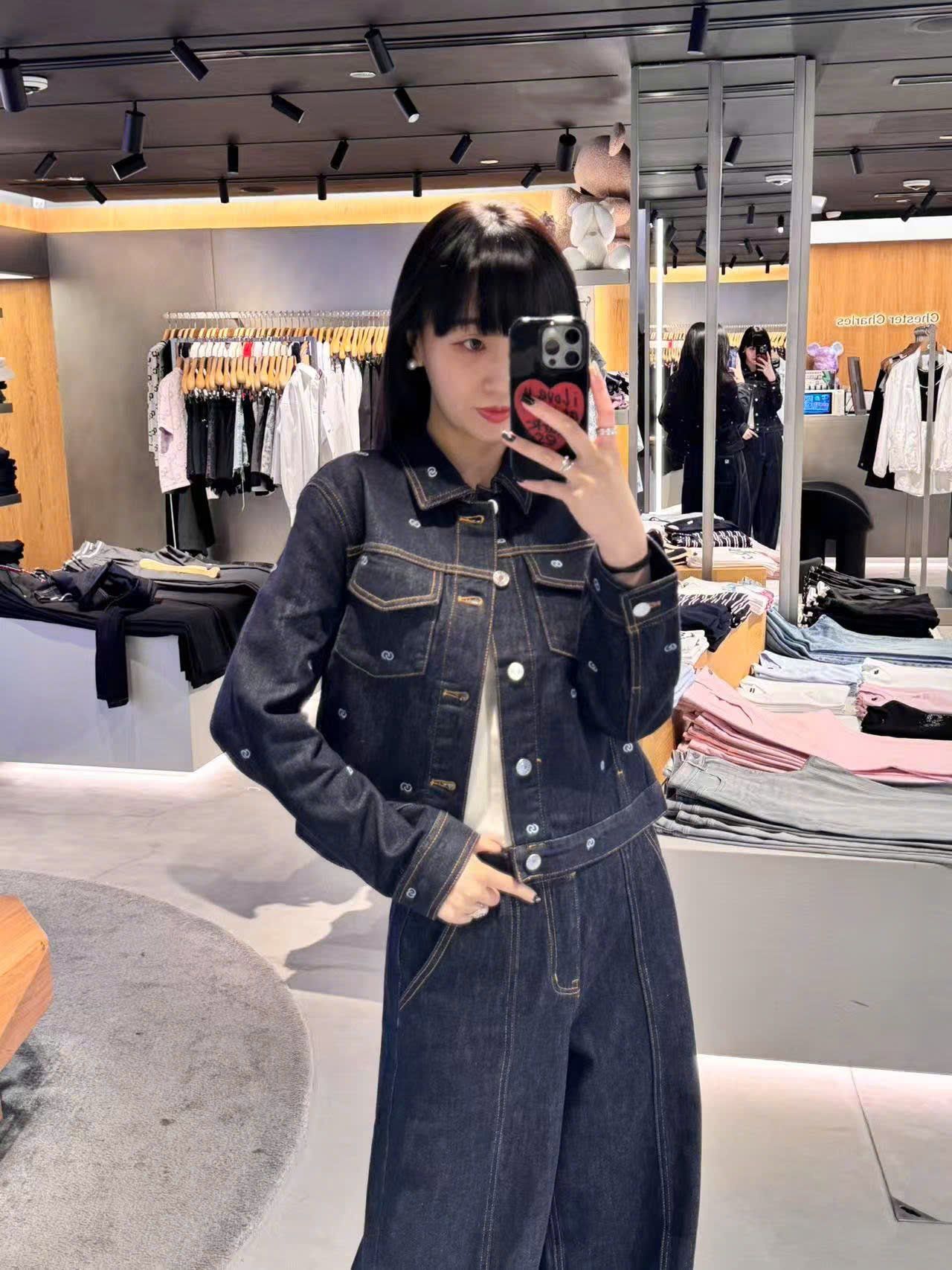  Áo khoác denim đen logo- 2 túi ngực 