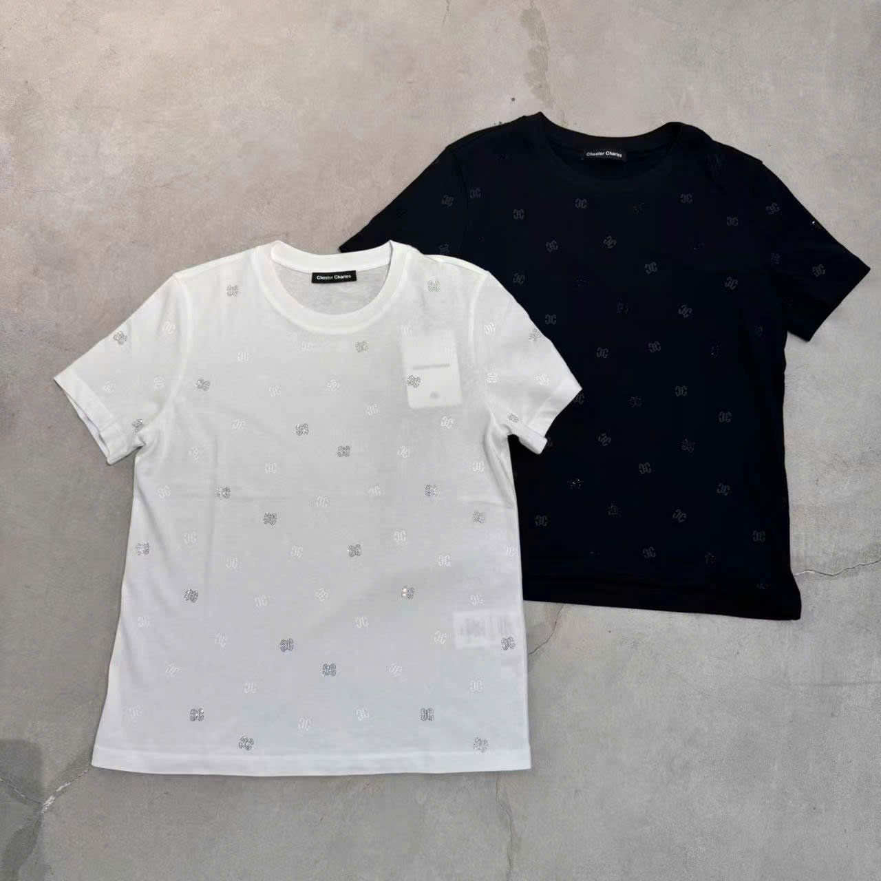  Áo phông đen chấm logo ss25 