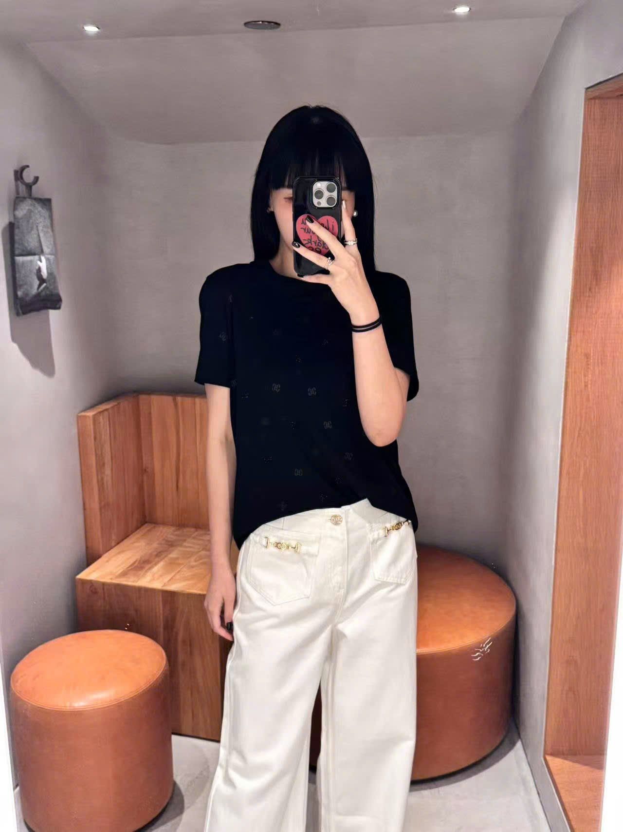  Áo phông đen chấm logo ss25 