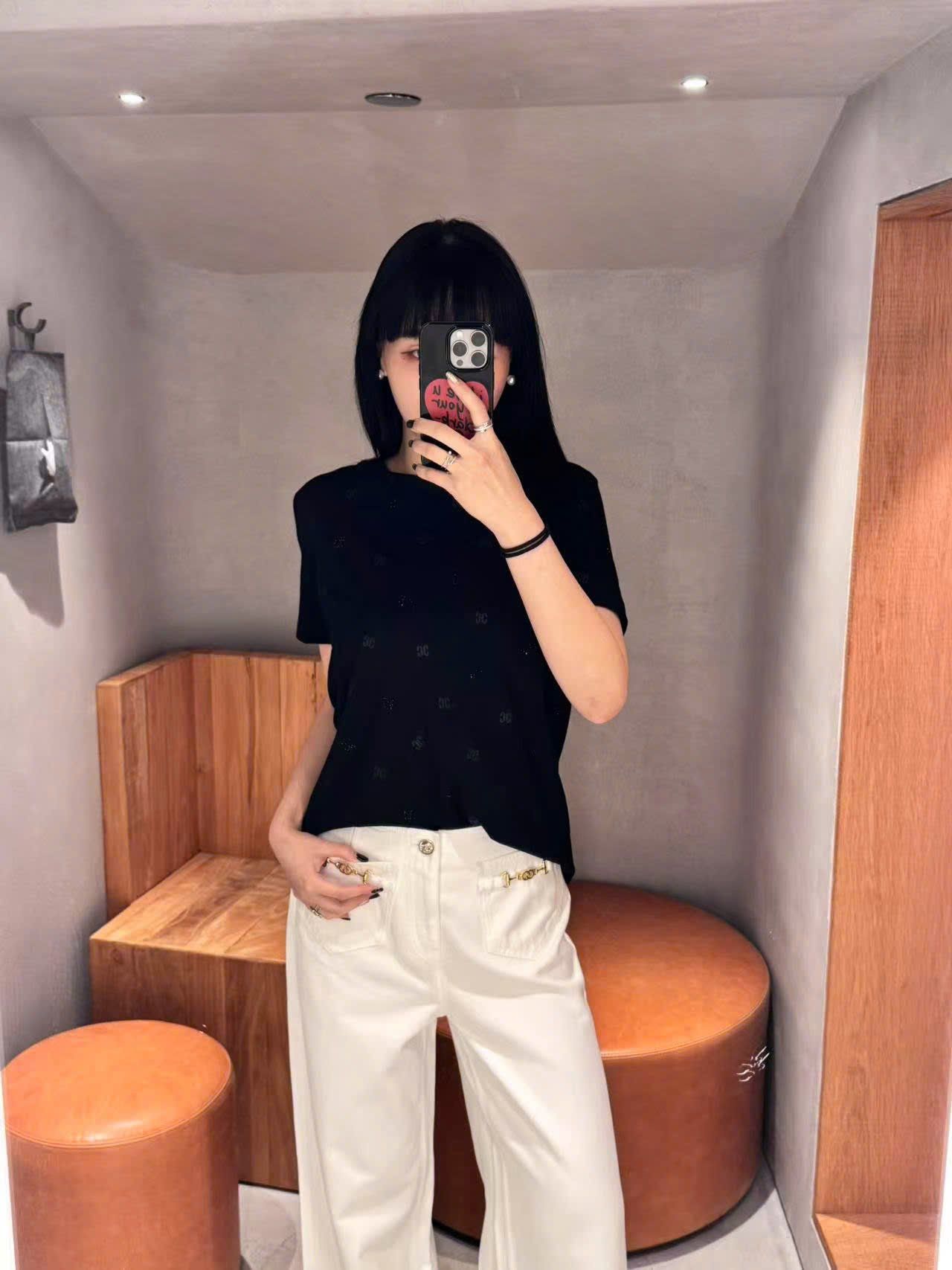  Áo phông đen chấm logo ss25 