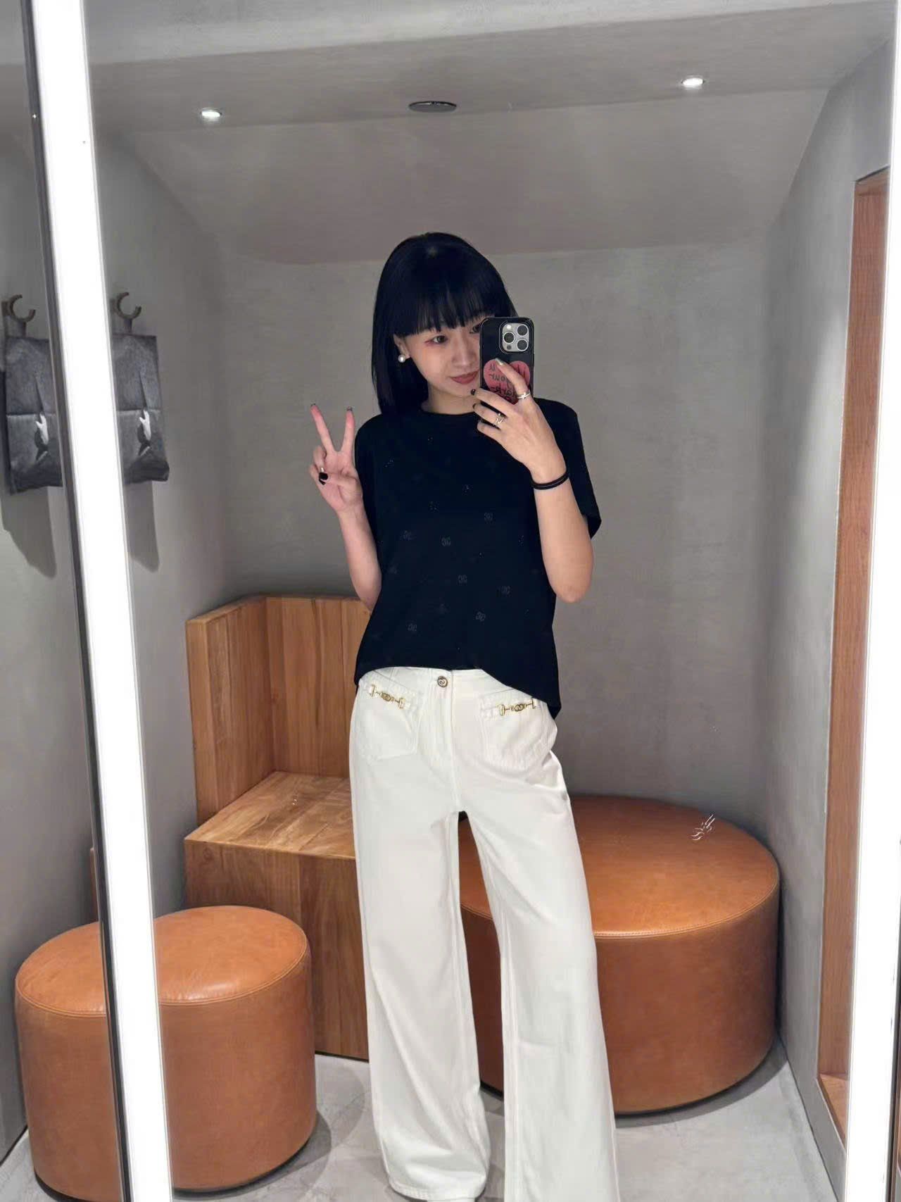  Áo phông đen chấm logo ss25 