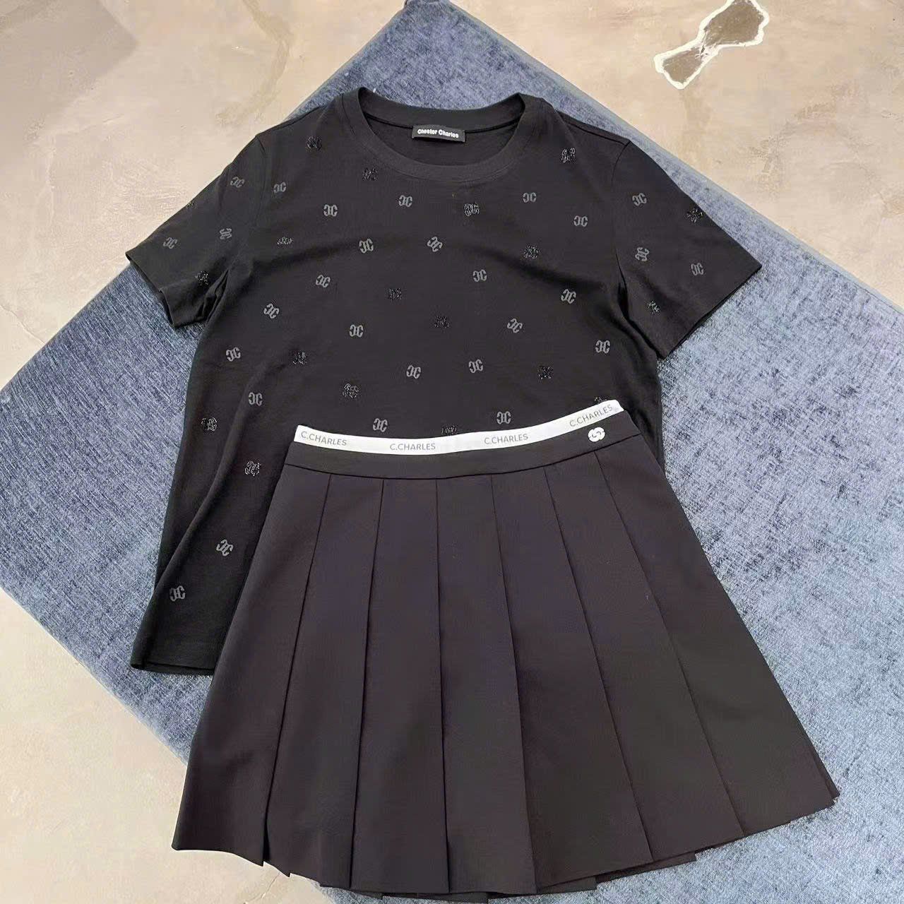  Áo phông đen chấm logo ss25 