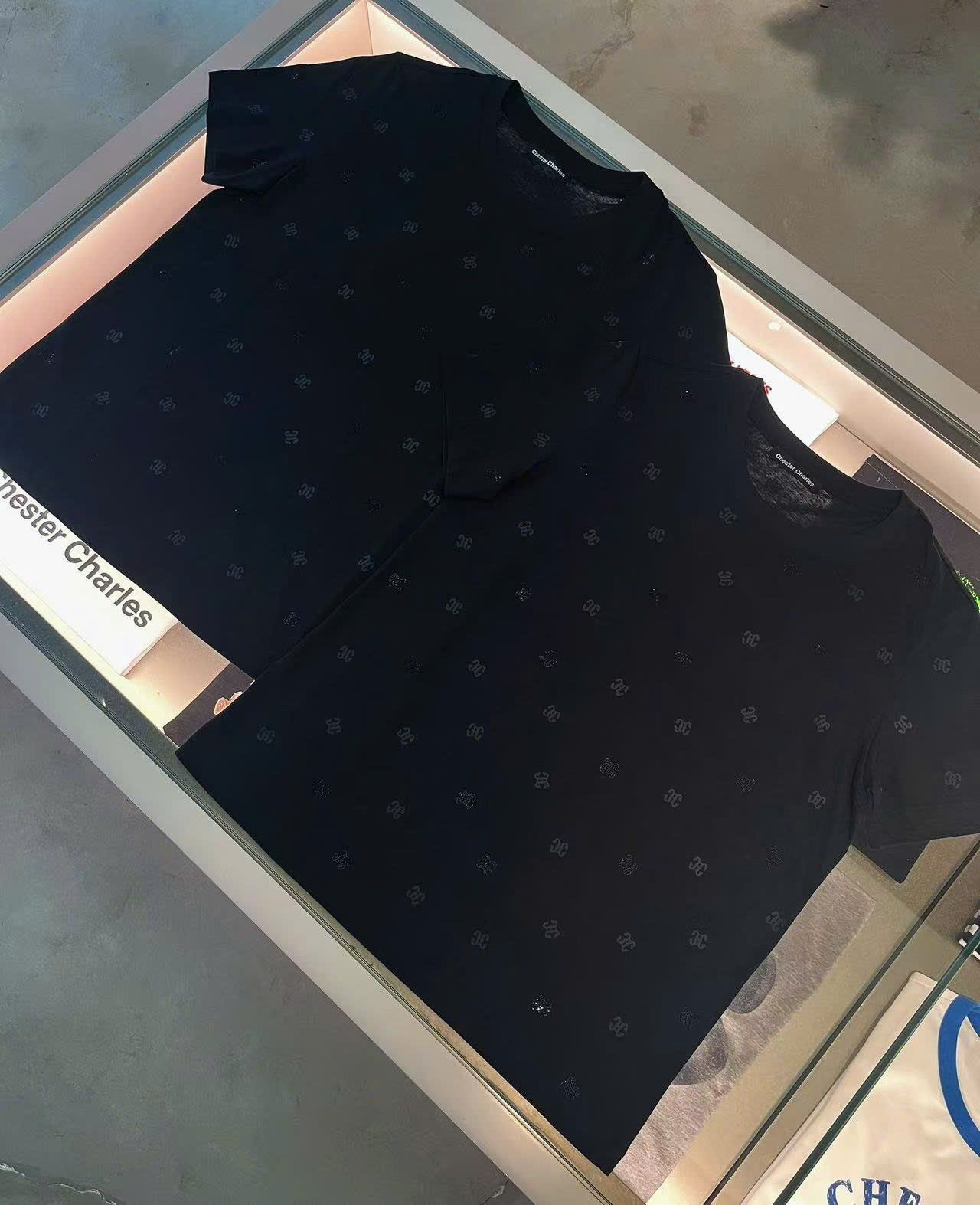  Áo phông đen chấm logo ss25 